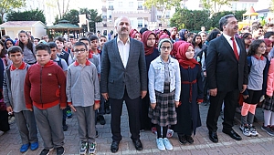 Yeni dönemin ilk bayrak töreni