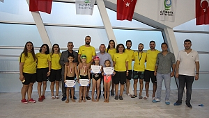 Yüzmeyi öğrendiler, sertifikalarını aldılar