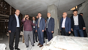 Başkanlar bitmeyen camiyi inceledi