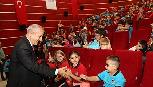 Büyükgöz'den tiyatro izleyen miniklere sürpriz
