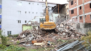 Çayırova'da metruk bina yıkıldı