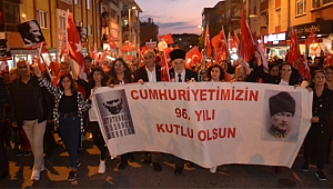 Cumhuriyet sevdalıları fener alayında buluştu