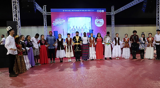 Gençlik festivalinde kardeşlik halayı