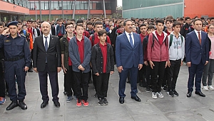 Protokol, bayrak törenine katıldı