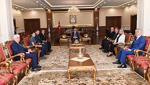 PTT başmüdürü Vali Aksoy'a gitti