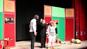 Gebzeli çocuklar, 'Neşeli Aile' ile kahkaha attı