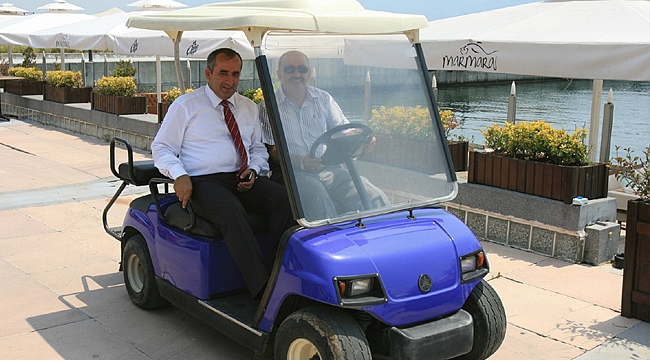 Meğerse Akar Golf aracı ile turlamış!