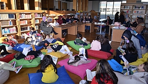 Anne ve çocukların kitap okuma keyfi