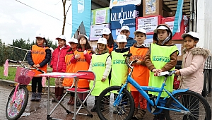 Oyuncaklarını Suriyeli kardeşleriyle paylaştılar