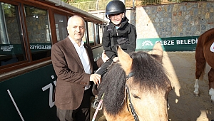 Zinnur amcalarıyla birlikte ata bindiler