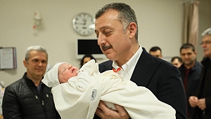 Büyükakın'dan yılın ilk bebeğine ziyaret