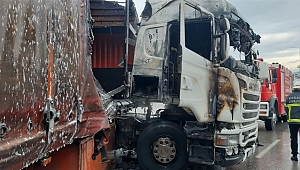 Çayırova'da seyir halindeki tır yandı