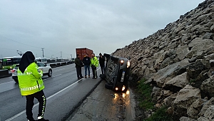 Dilovası'nda bir araç şarampole devrildi