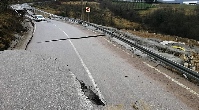 Kocaeli'de aşırı yağış sonucu yol çöktü