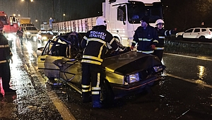 Kocaeli'nde otomobil ve kamyonet çarpıştı