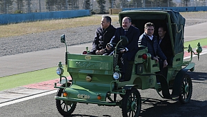 Varank, elektrikli faytonun direksiyonuna oturdu