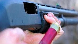 Annesini av tüfeğiyle vurdu