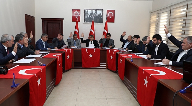Dilovası Meclisi’nde Türk bayraklı tepki