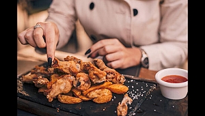 Elle yemek yemek kilo aldırıyor!