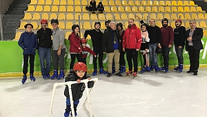 Gazetecilerin buz pateni keyfi