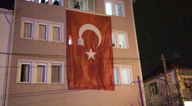 Şehidimizin baba evine Türk Bayrağı asıldı