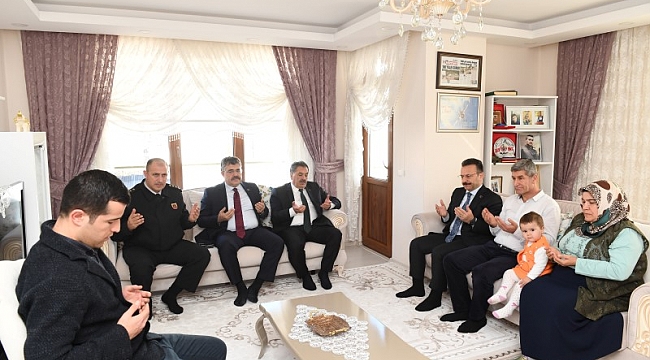Vali Aksoy, Gebze’de şehit evine gitti