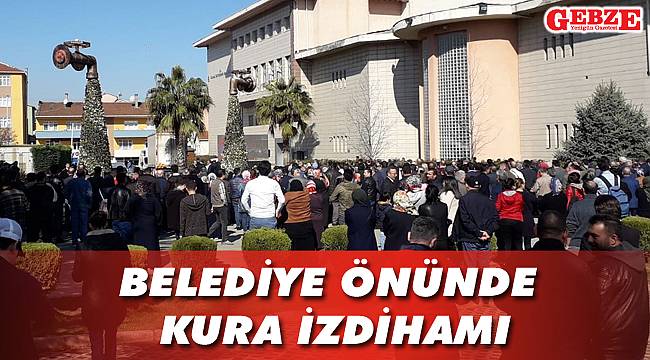 Belediye önünde kura izdihamı