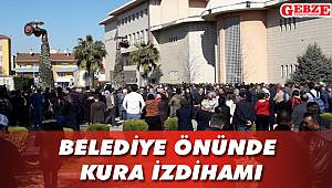 Belediye önünde kura izdihamı