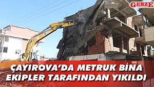 Çayırova'da metruk bina ekipler tarafından yıkıldı