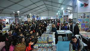 Darıcalılar Kitap Fuarı’na hücum etti