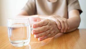 Genç yaşta el titremesinin sebepleri