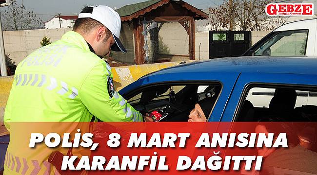 Polis, 8 Mart anısına karanfil dağıttı
