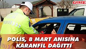 Polis, 8 Mart anısına karanfil dağıttı