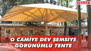 O camiye dev şemsiye görünümlü tente