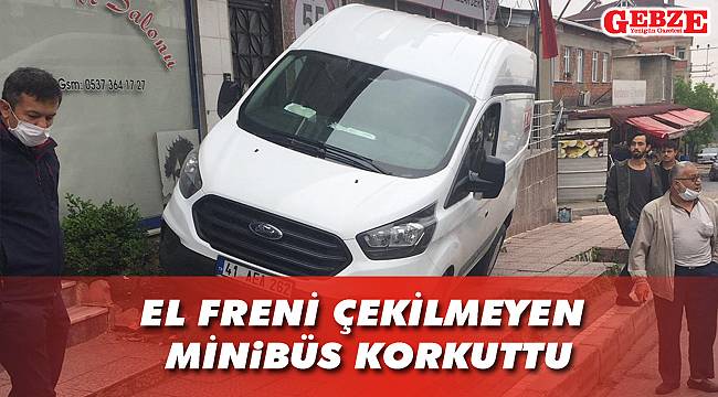 El freni çekilmeyen minibüs korkuttu