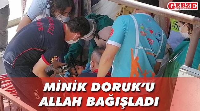 Başı bebek arabasına sıkıştı