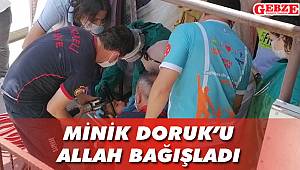 Başı bebek arabasına sıkıştı