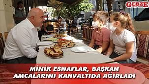 Bıyık, miniklerin kahvaltı davetini geri çevirmedi