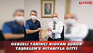 Şükür, yeni kitabını Taşdelen'e hediye etti