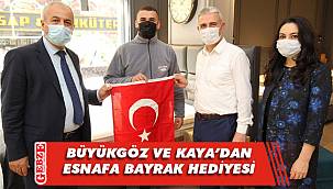 Başkanlar esnafa Türk bayrağı takdim etti