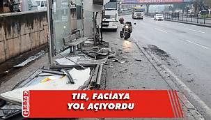 Dilovası’nda tır durakta bekleyen servis minibüsüne çarptı