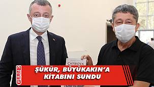 Gebzeli tarihçiden, Büyükakın'a kitap hediyesi