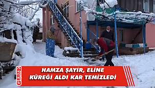 Şayir, vatandaşın kapsının önündeki karı temizledi