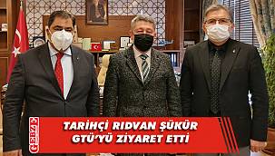 Şükür, Aslan ve Yıldırım'a kitabını imzaladı