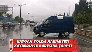 Bariyerlere çarpan panelvanın sürücüsü yaralandı