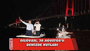 Dilovası’nda denizde fener alaylı 30 Ağustos kutlaması