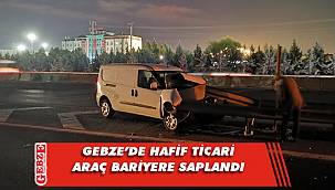 Gebze'de hafif ticari araç bariyere saplandı