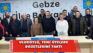 İYİ Parti'de yeni üyelere rozet takdimi