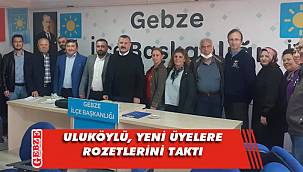 İYİ Parti’de yeni üyelere rozetleri takıldı