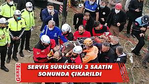 Servis sürücüsü sıkıştığı yerden çıkarıldı